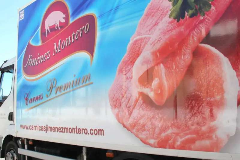 Sala de despiece productos cárnicos, industria cárnica Jiménez Montero. Carnes frescas curadas embutidos carnes preparadas elaboradas. Vacuno ternera cerdo cochinillo y cordero